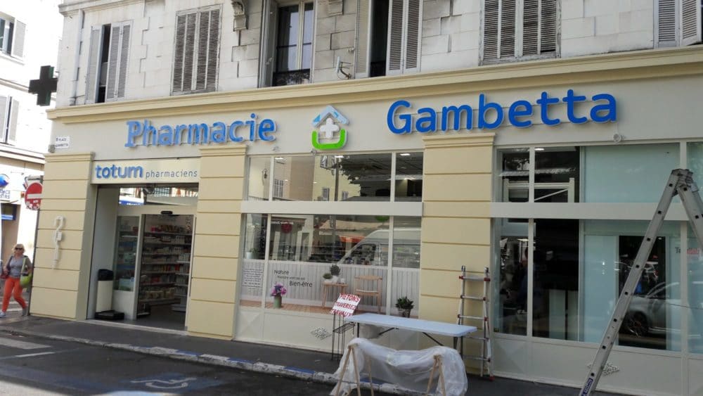 Fabrication d'une enseigne led pour la pharmacie Gambetta à Toulouse et Cannes