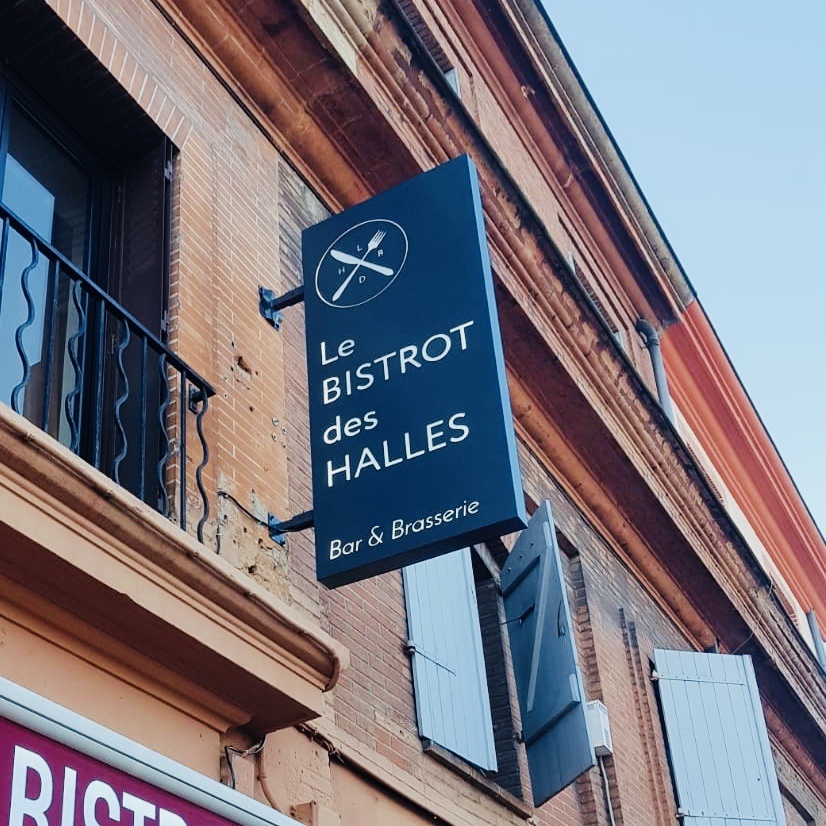 Fabrication d'une enseigne drapeau led à Toulouse enseigniste et signalétique