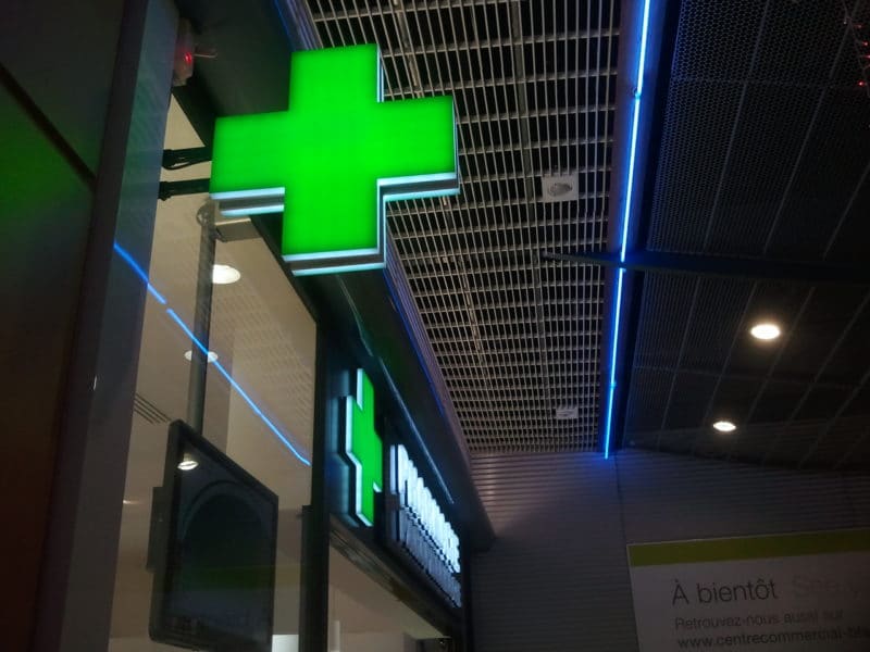 Lettres et croix pharmacie lumineuses led Enseigne Toulouse enseigne lumineuse Toulouse enseigniste Toulouse enseigne led et signalétique magasin enseignes et signalétique Toulouse