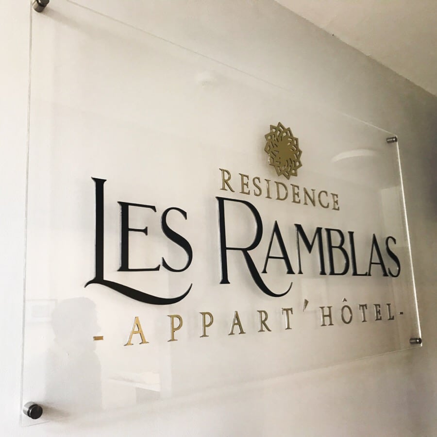 Fabrication d'une enseigne plexiglas pour la signalétique et devanture de l'hotel les Ramblas Toulouse