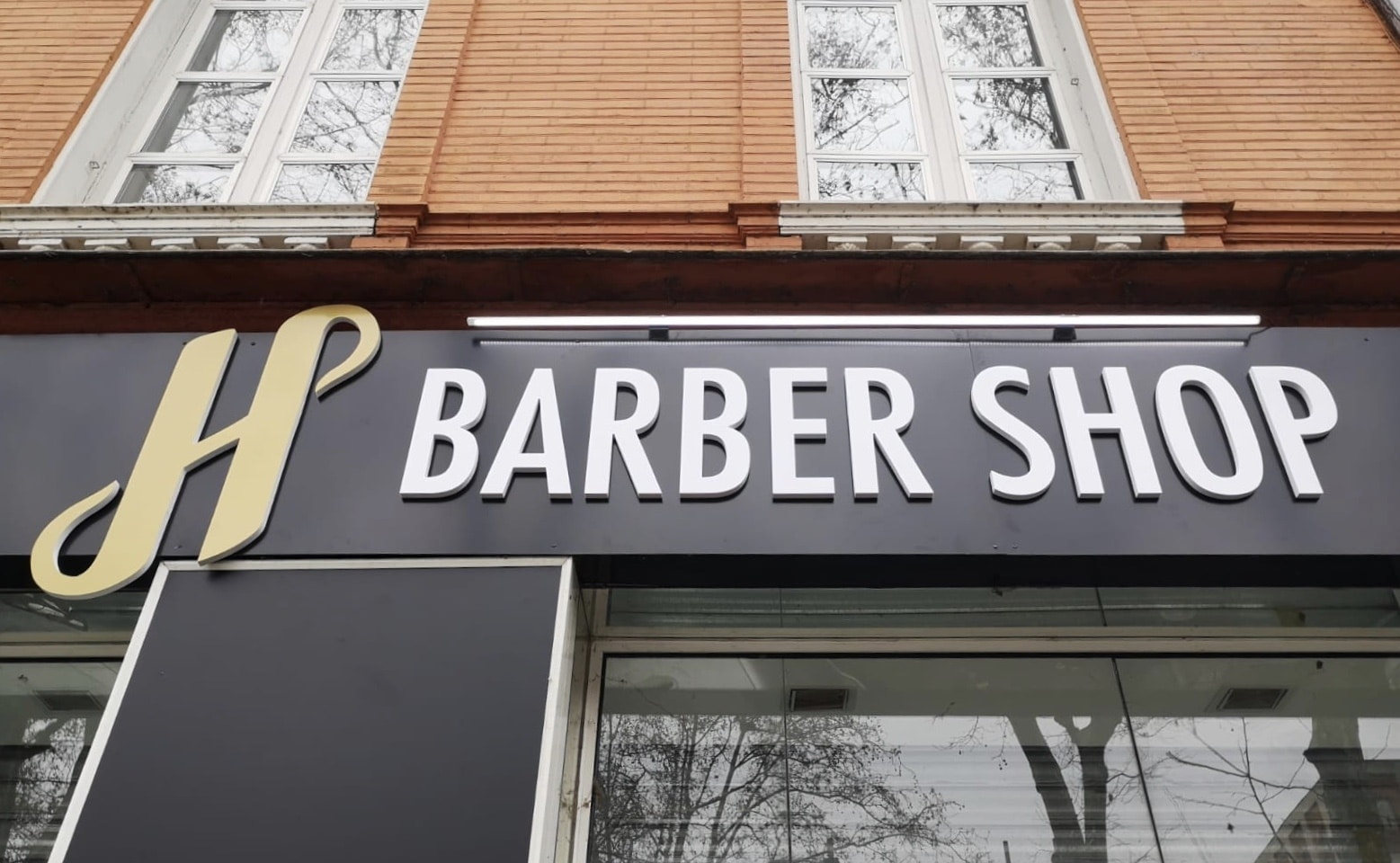Enseigne lumineuse Toulouse lettres découpées Barber Shop et enseigne led réglette