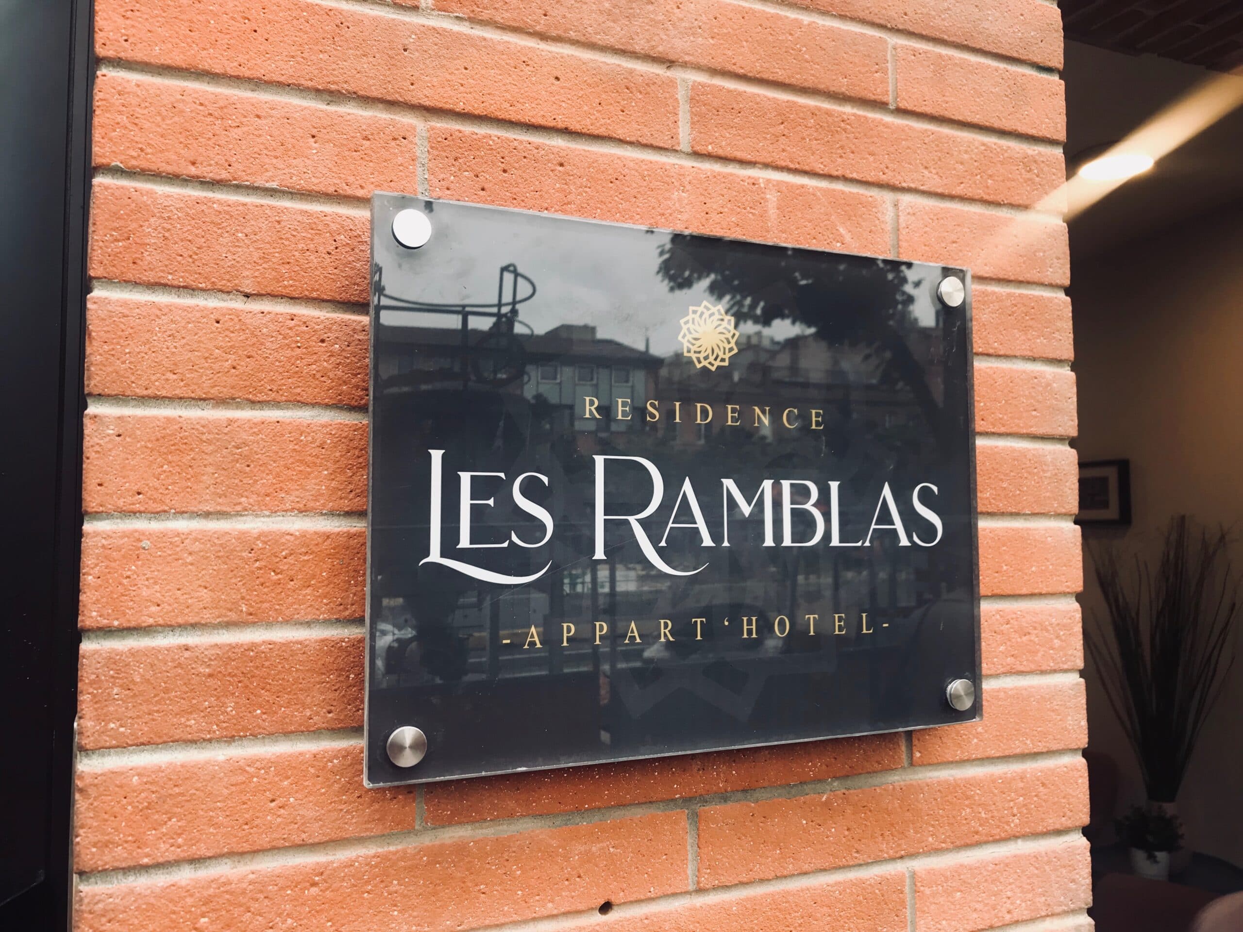 Fabrication d'une enseigne plexiglas pour la signalétique et devanture de l'hotel les Ramblas Toulouse