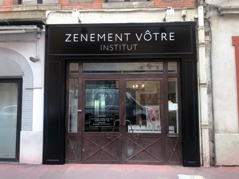 Pose des enseigne lumineuse de l'institut de beauté Zv à Toulouse et signalétique