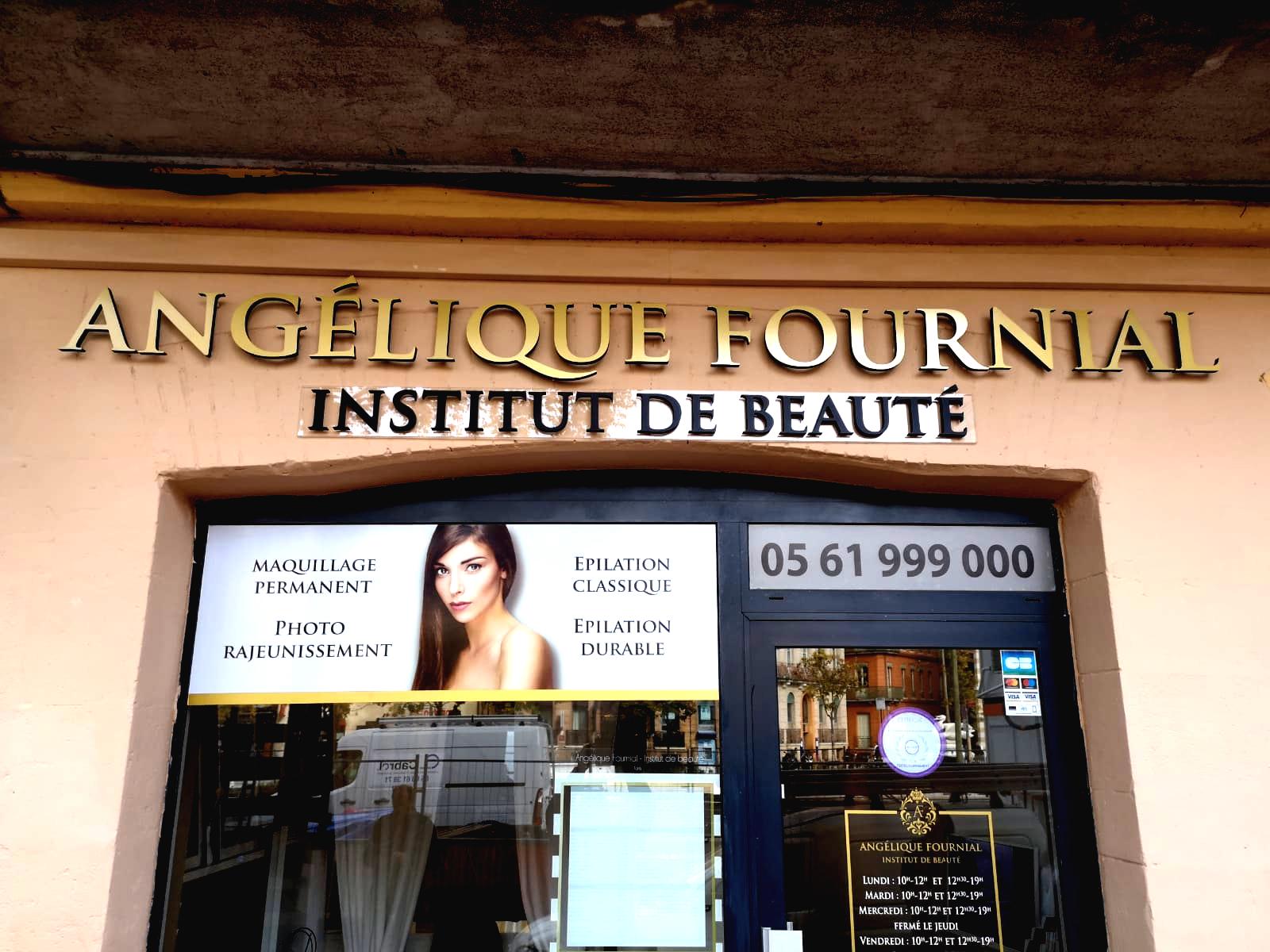 Signalétique toulouse magasin signalétique Toulouse enseigniste Toulouse enseigne lettres découpées PVC pour l'institut de beauté Angélique Fournial