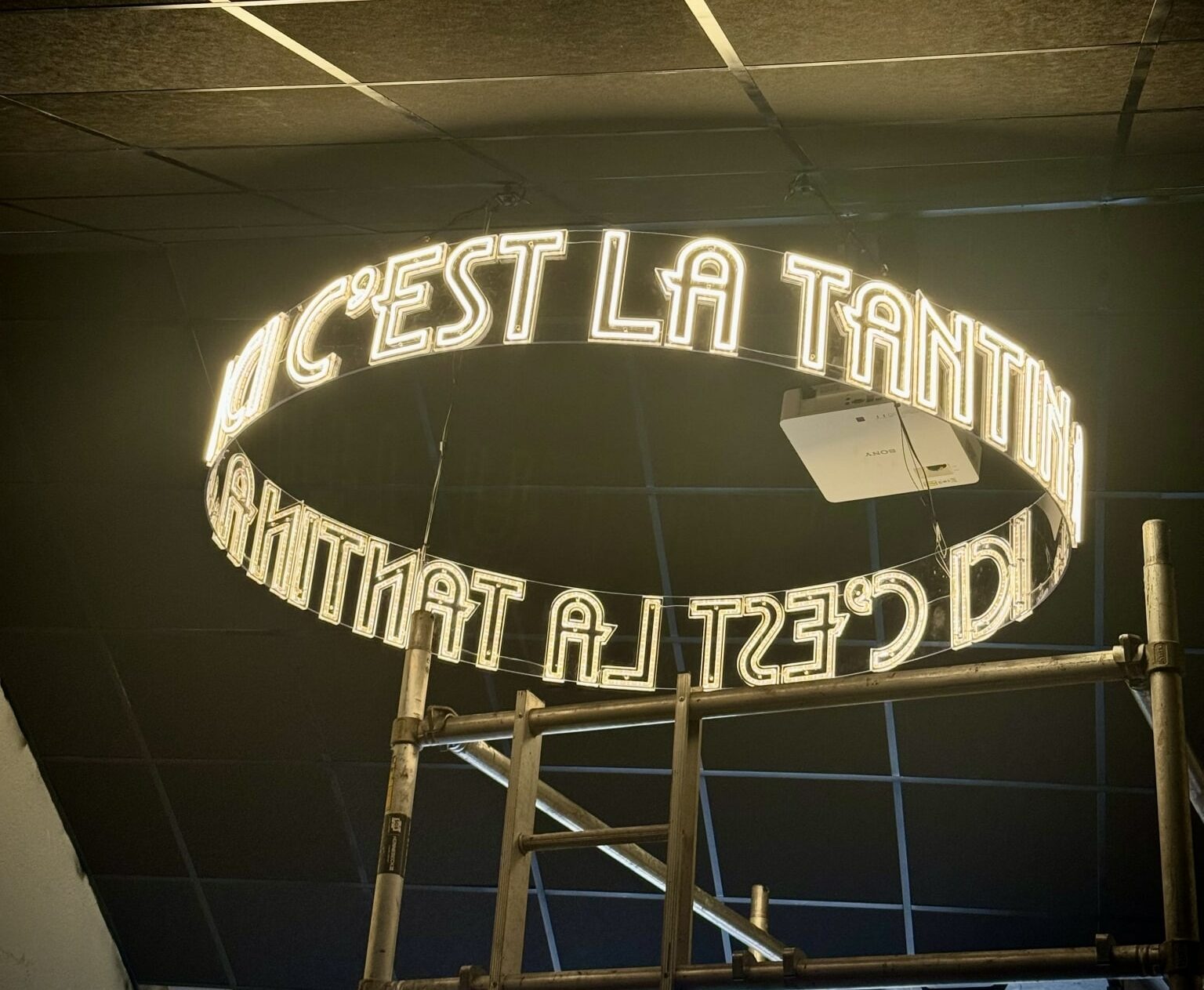 Enseigne néon Toulouse pour le restaurant La Tantina de Burgos