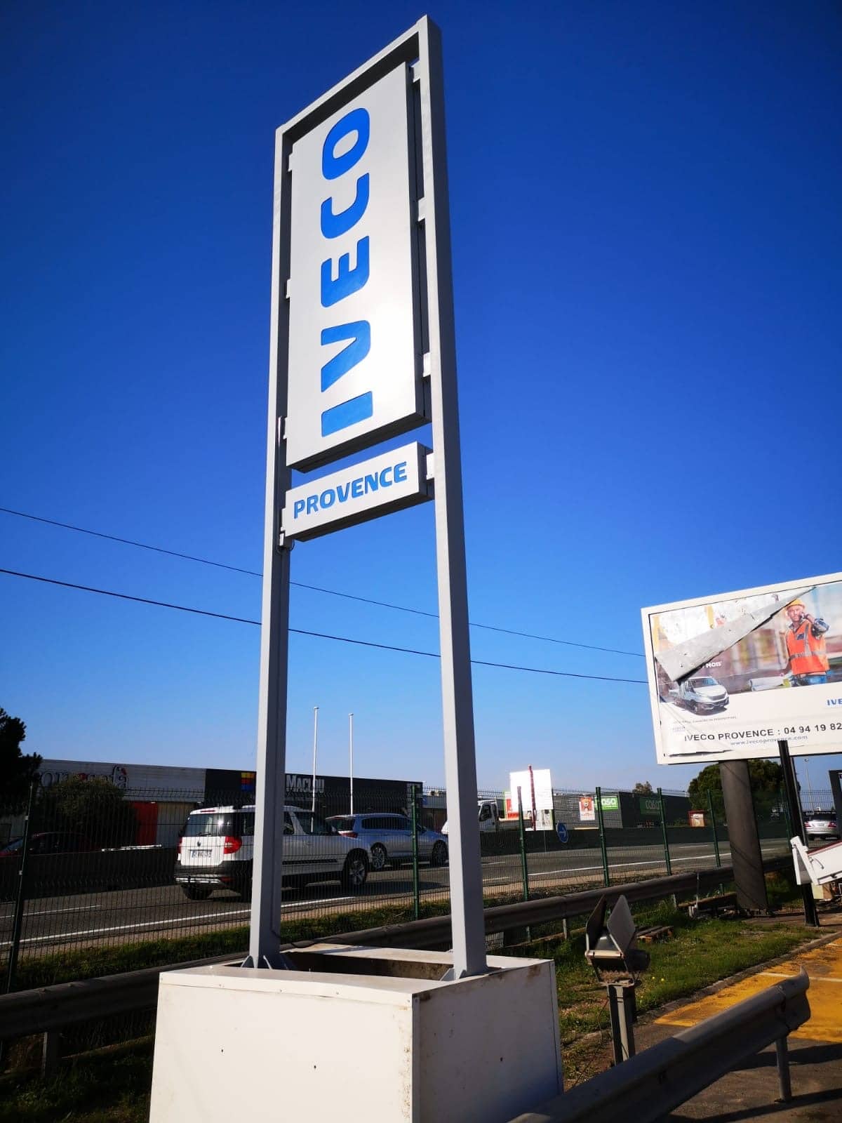 Enseigne Totem Toulouse signalétique