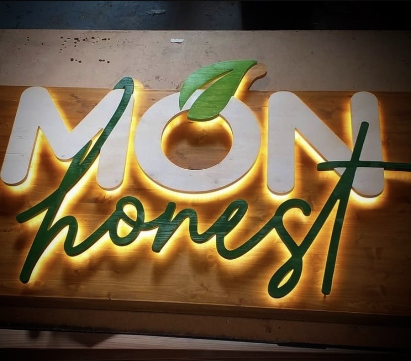 Enseigne-Led-Toulouse-retro-eclairee-bois