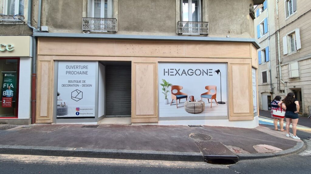 Enseigne-et-habillage-facade-bois-moulure-Toulouse-4-1920x1080