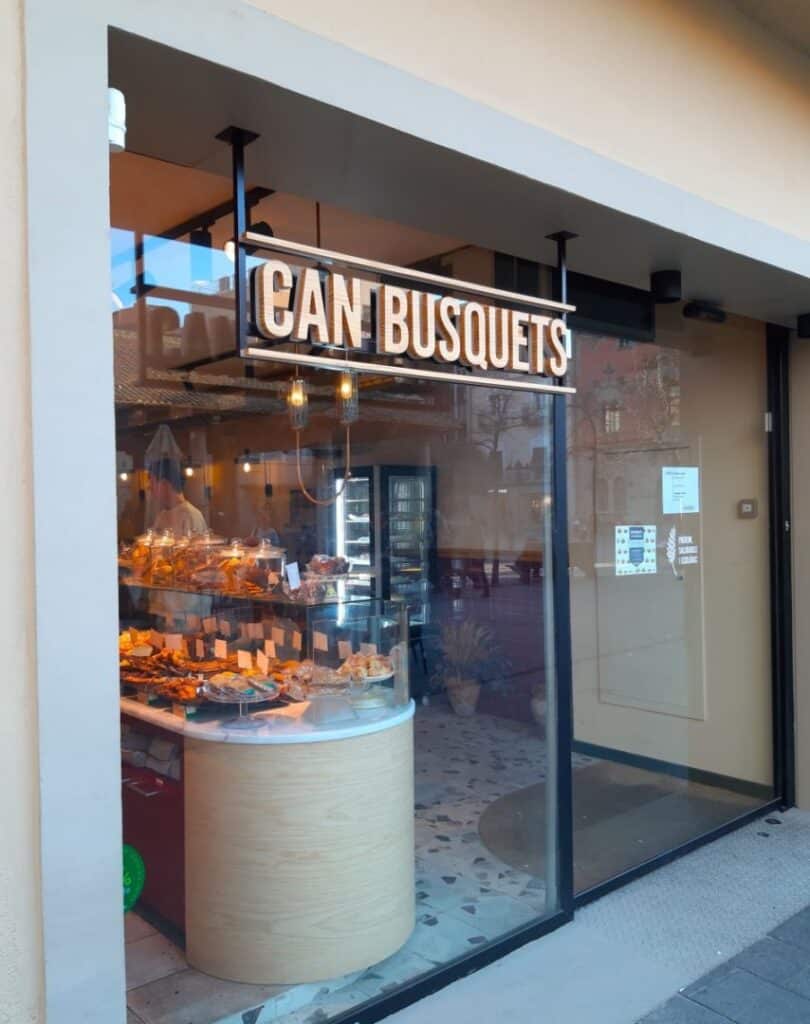 75.rotulo-coarporeas-madera-mas-pmma-blanco-retroiluminadas-y-estructura-hierro-Can-Busquets2-854x1080