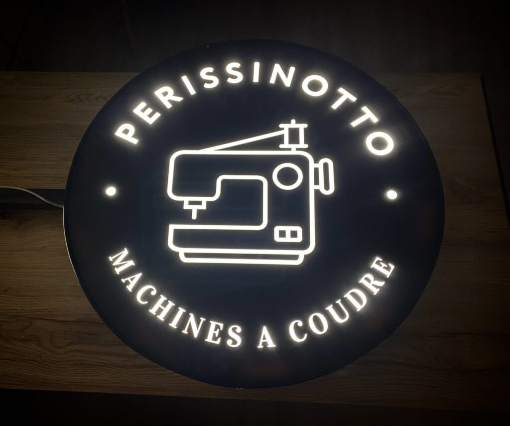 Enseigne-drapeau-lumineuse-Toulouse-2-1294x1080