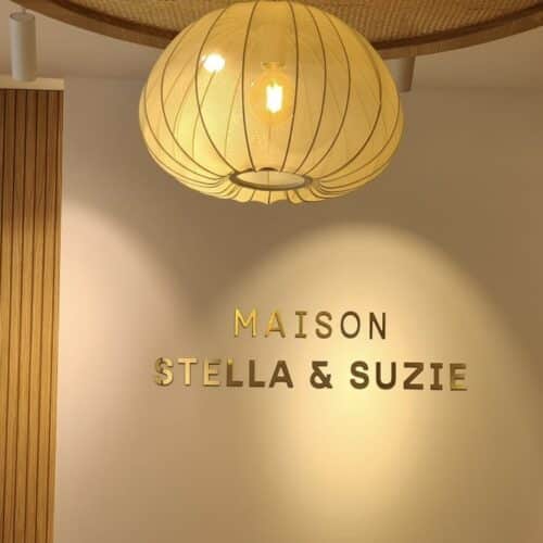 Enseigne intérieure pour Maison Stella & Suzie, lettres laitons