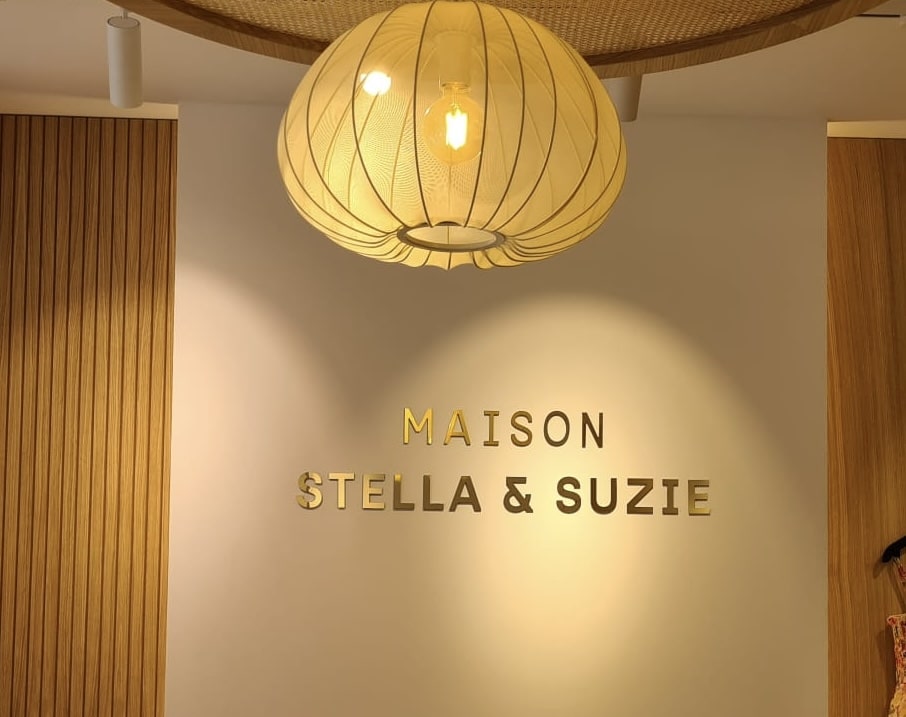 Enseigne intérieure pour Maison Stella & Suzie, lettres laitons