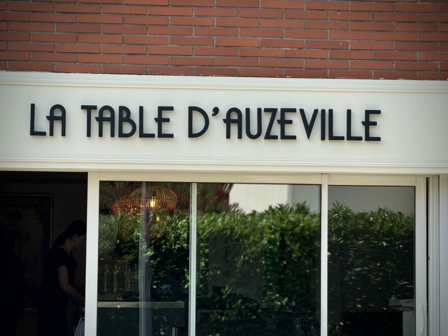 Lettres en relief rétro-éclairées sur façade bois – enseigne lumineuse Toulouse