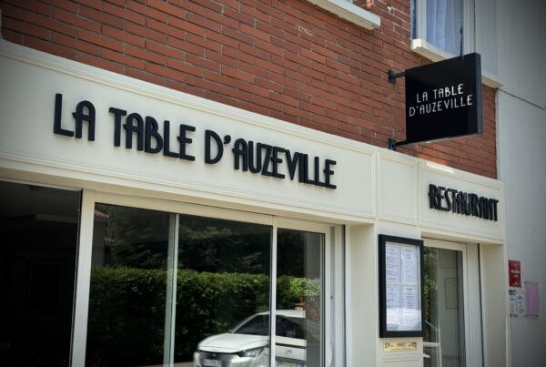 Enseigne lumineuse restaurant La Table d'Auzeville à Toulouse – vue de l'entrée avec panneau drapeau rétro-éclairé
