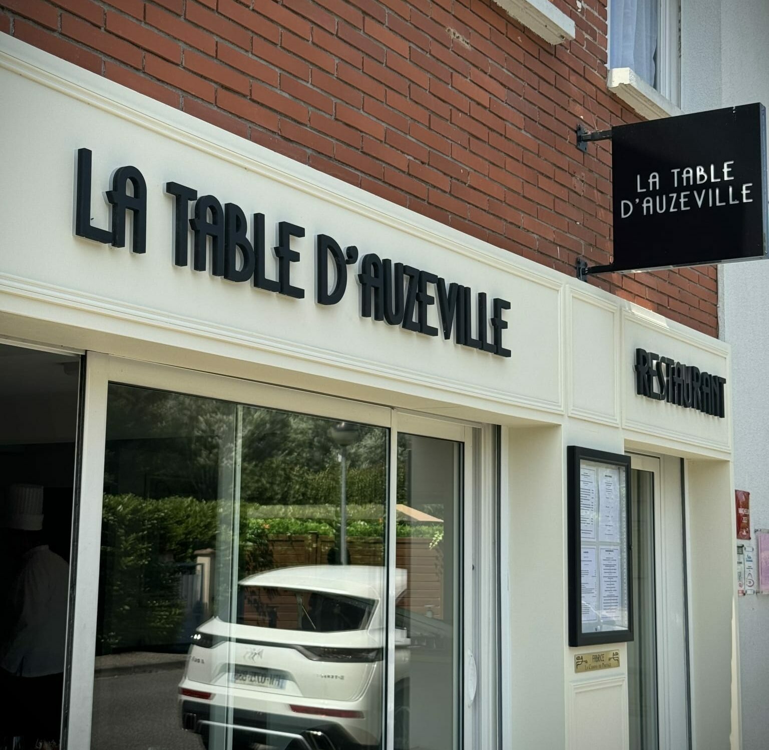 Réalisation d'une enseigne lumineuse et enseigne drapeau à Toulouse – façade restaurant