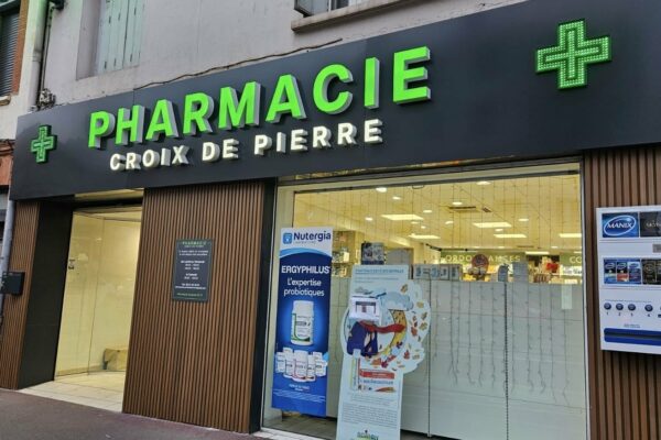 Enseigne lumineuse pharmacie Toulouse, lettres boitiers lumineuse et habillage façade