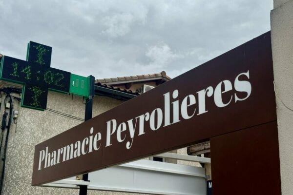Enseigne lumineuse pharmacie Peyrolière et croix de pharmacie Led à Toulouse