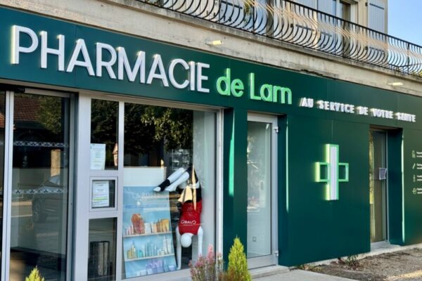 habillage façade et enseigne pharmacie de Larn