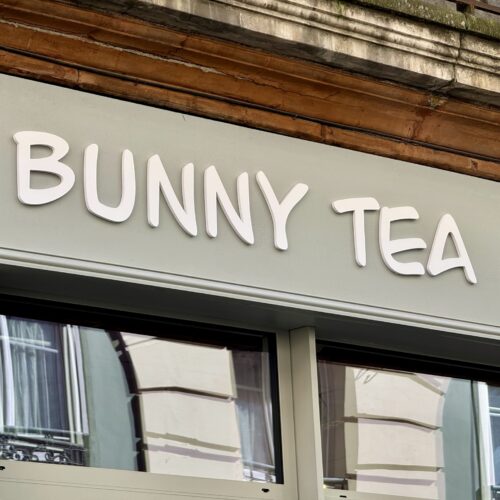 Enseigne, signalétique et habillage façade bois bunny Tea à Toulouse