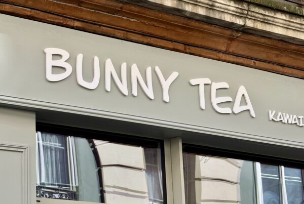 Enseigne, signalétique et habillage façade bois bunny Tea à Toulouse