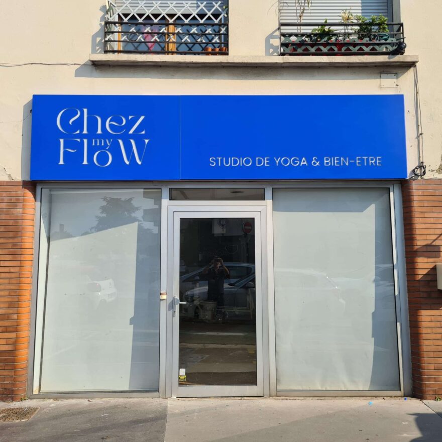 Façade du studio de yoga Chez My Flow à Toulouse avec enseigne aluminium bleue et vitrophanie