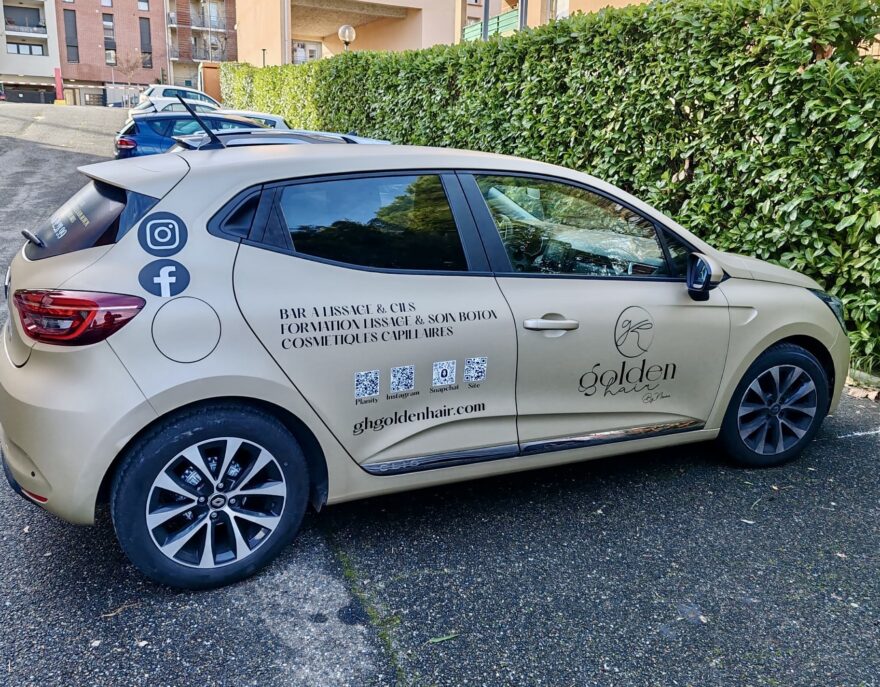 Voiture floquée Golden Hair avec logo, réseaux sociaux et coordonnées professionnelles