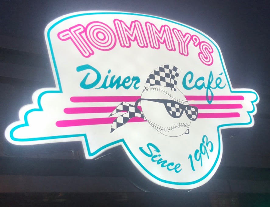Enseigne lumineuse Tommy’s Diner Café style rétro avec logo baseball et néons colorés