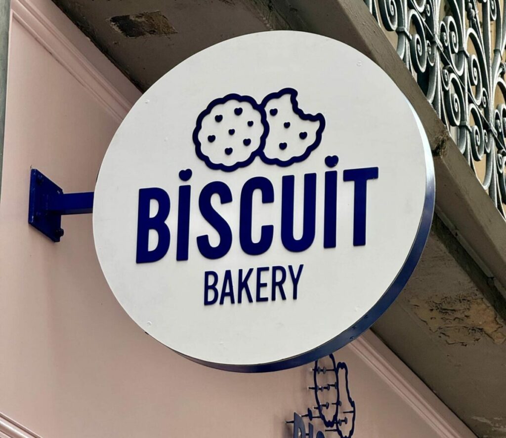 Enseigne-et-habillage-facade-devanture-bois-Toulouse-3-scaled-e1716802006969