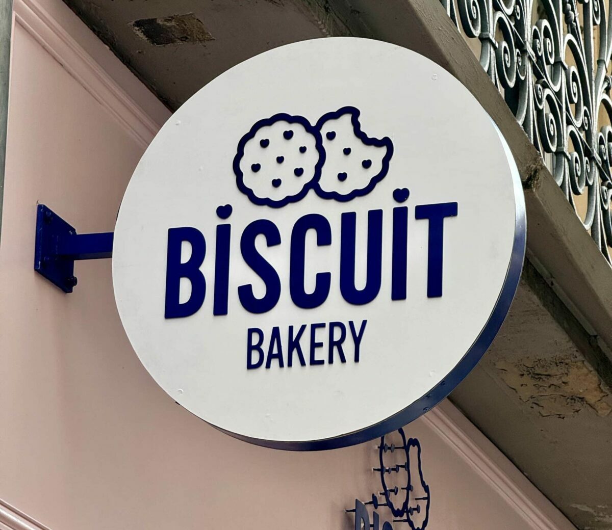 Enseigne-et-habillage-facade-devanture-bois-Toulouse-3-scaled-e1716802006969