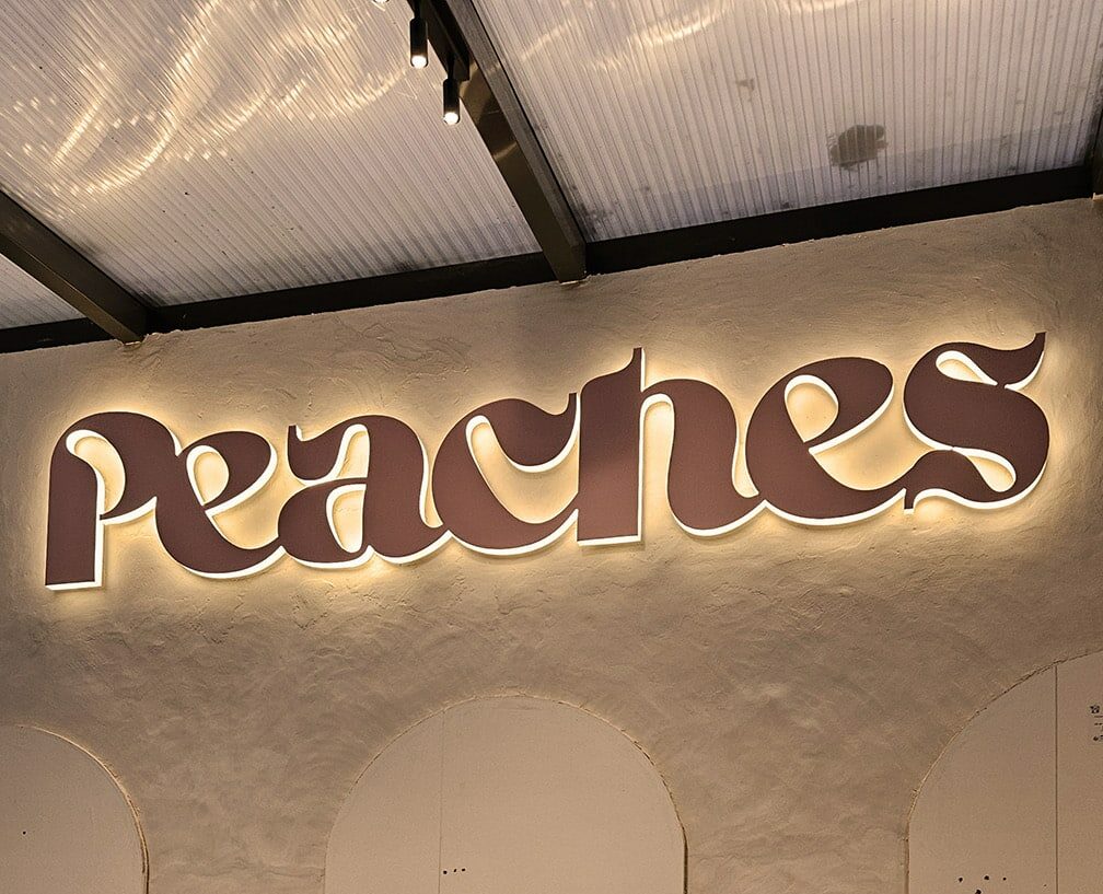 Enseigne-lumineuse-PEACHES-e1736517355164-5