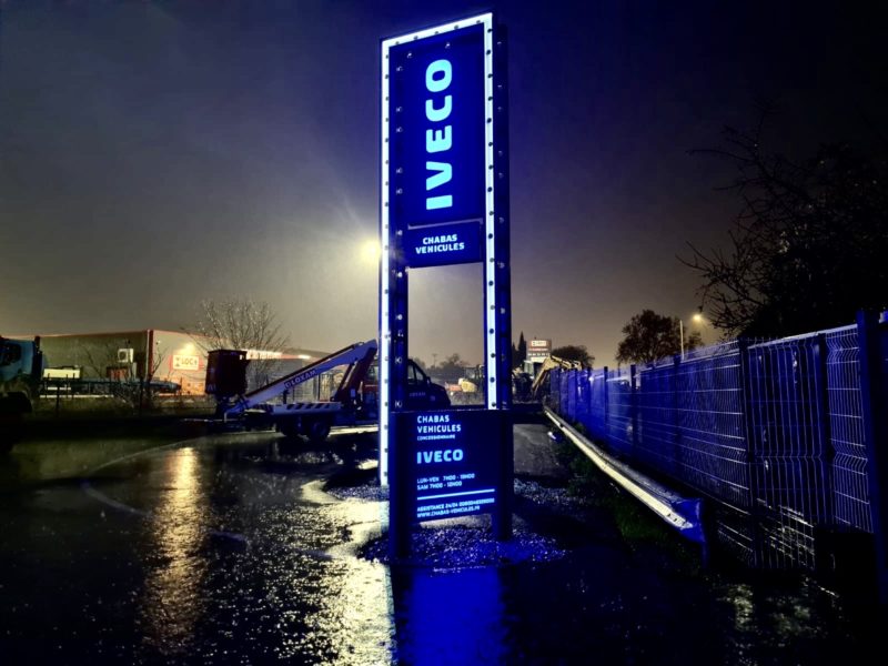 Totem lumineux IVECO de nuit devant la concession Chabas Véhicules