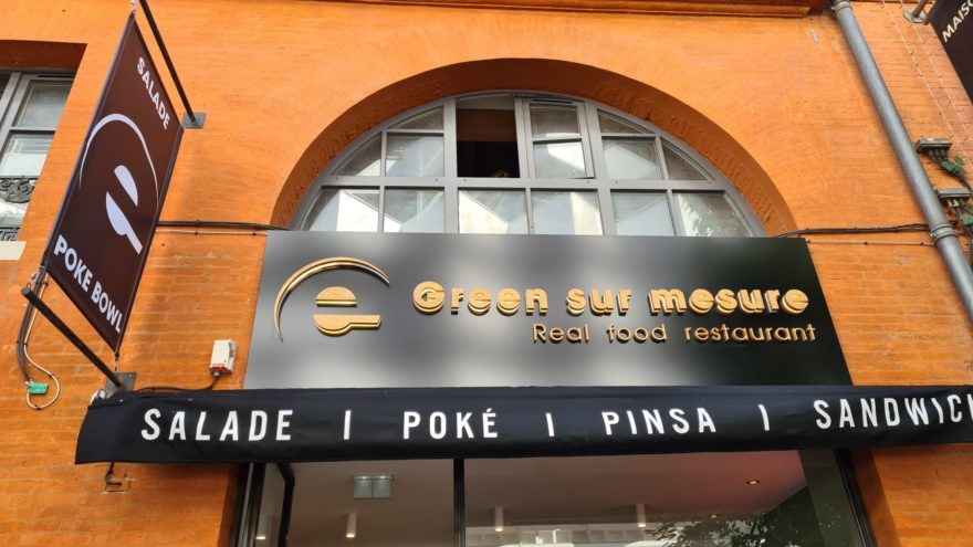 Façade du restaurant Green sur mesure avec enseigne lettres dorées et LED et store personnalisé