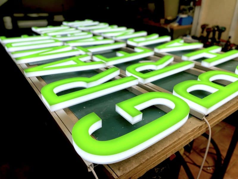 Enseigne-lumineuse-Toulouse-Montauban-1-2-scaled-e1618557091643