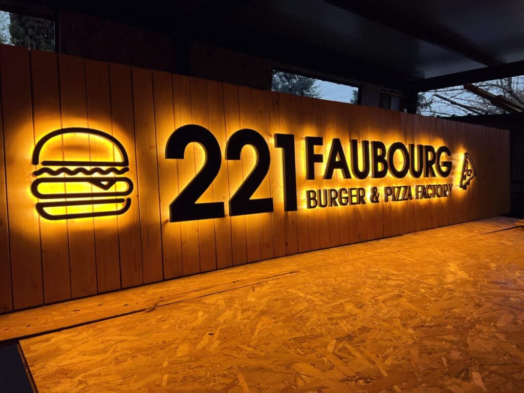 Enseigne-lumineuse-Toulouse-bois-2-scaled-e1644259784645