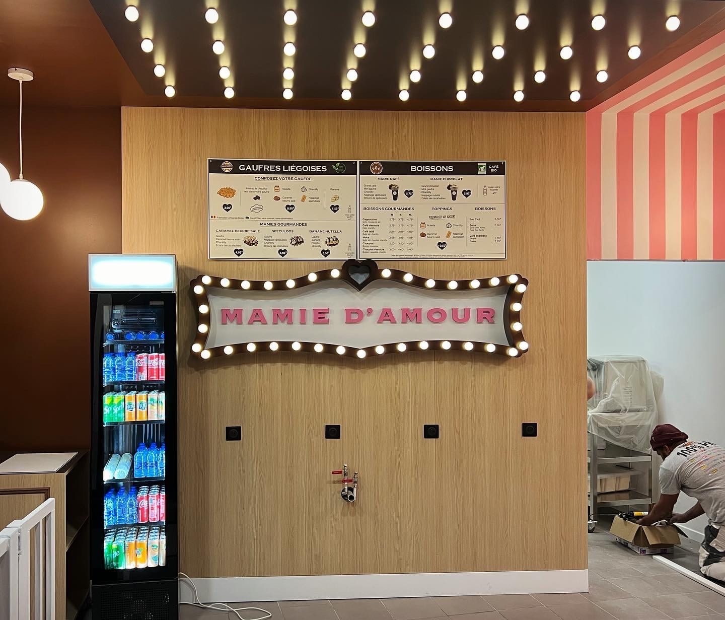 Enseigne lumineuse rétro « Mamie d’Amour » avec ampoules décoratives installée à Toulouse