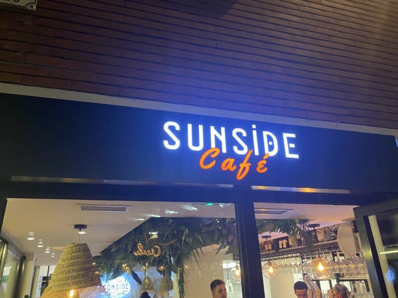 Façade du bar Pacific Vibes à Toulouse avec enseigne lumineuse multicolore de nuit