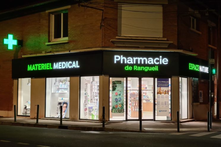 Façade de la Pharmacie de Rangueil à Toulouse avec enseigne lumineuse moderne