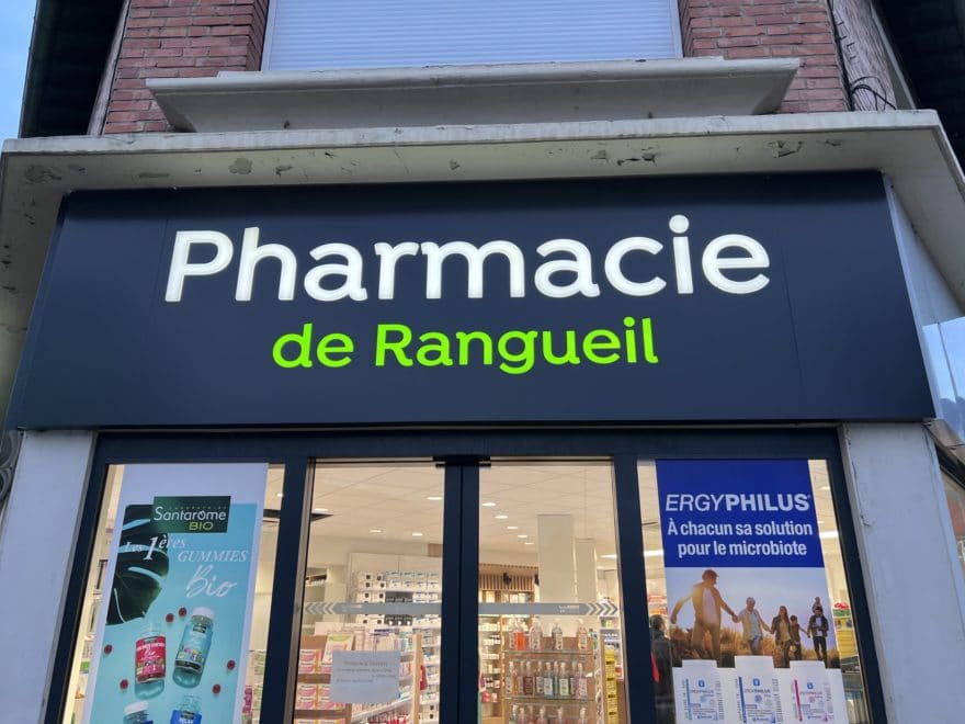 Façade de la Pharmacie de Rangueil à Toulouse avec enseigne lumineuse moderne