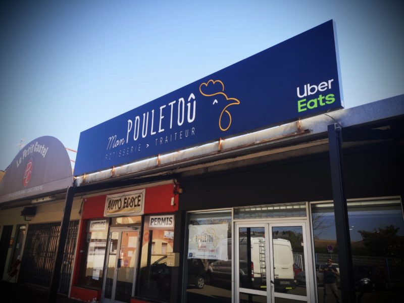 Façade du restaurant Mon Pouletôô à Toulouse avec enseigne lumineuse et logo poulet