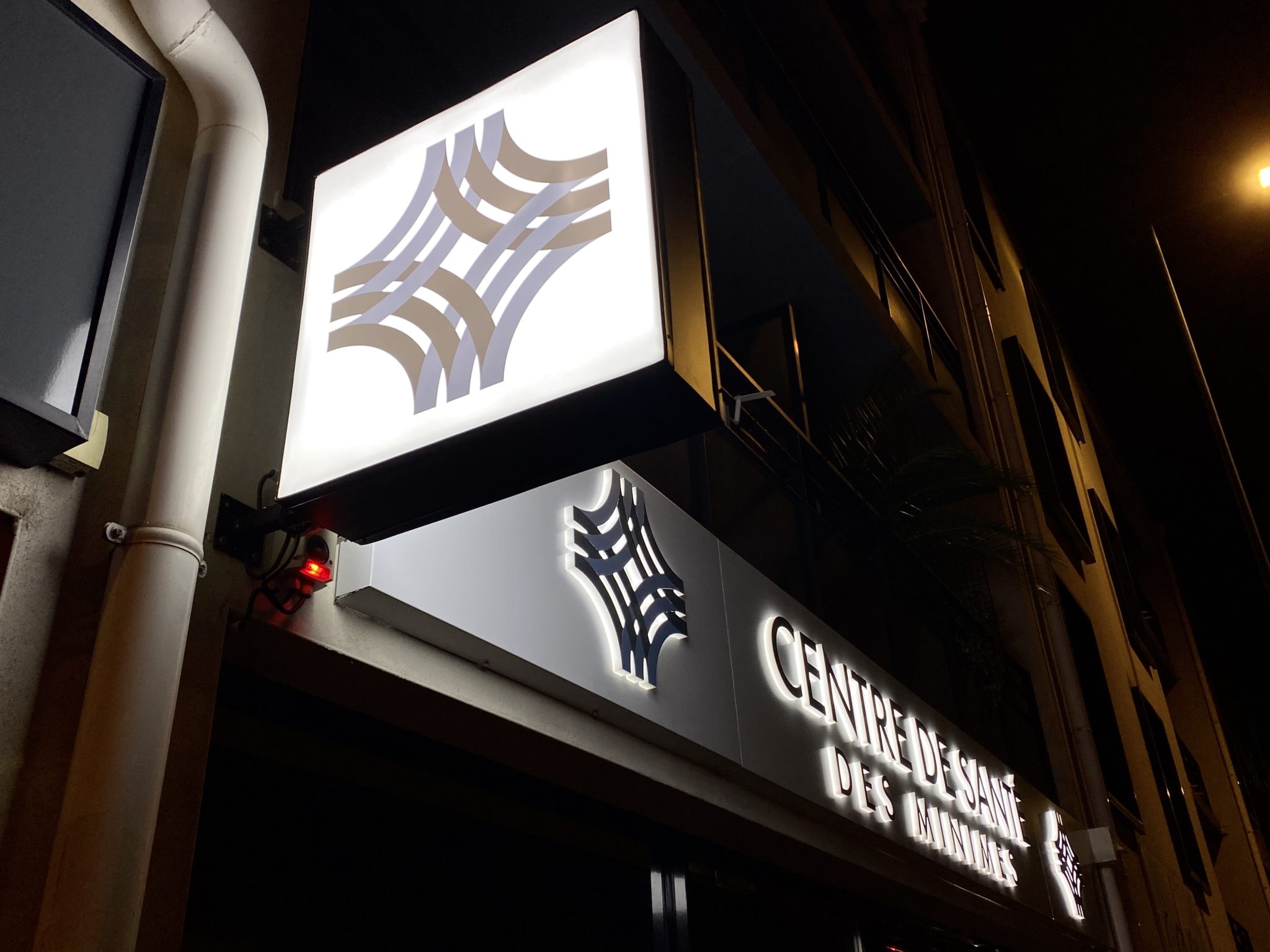 Enseigne lumineuse du Centre de Santé des Minimes avec lettres rétroéclairées LED
