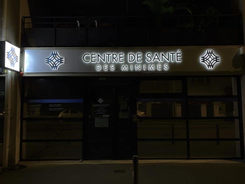 Enseigne lumineuse du Centre de Santé des Minimes avec lettres rétroéclairées LED