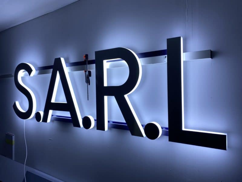 Lettres boîtiers lumineuses S.A.R.L rétroéclairées fixées sur mur intérieur