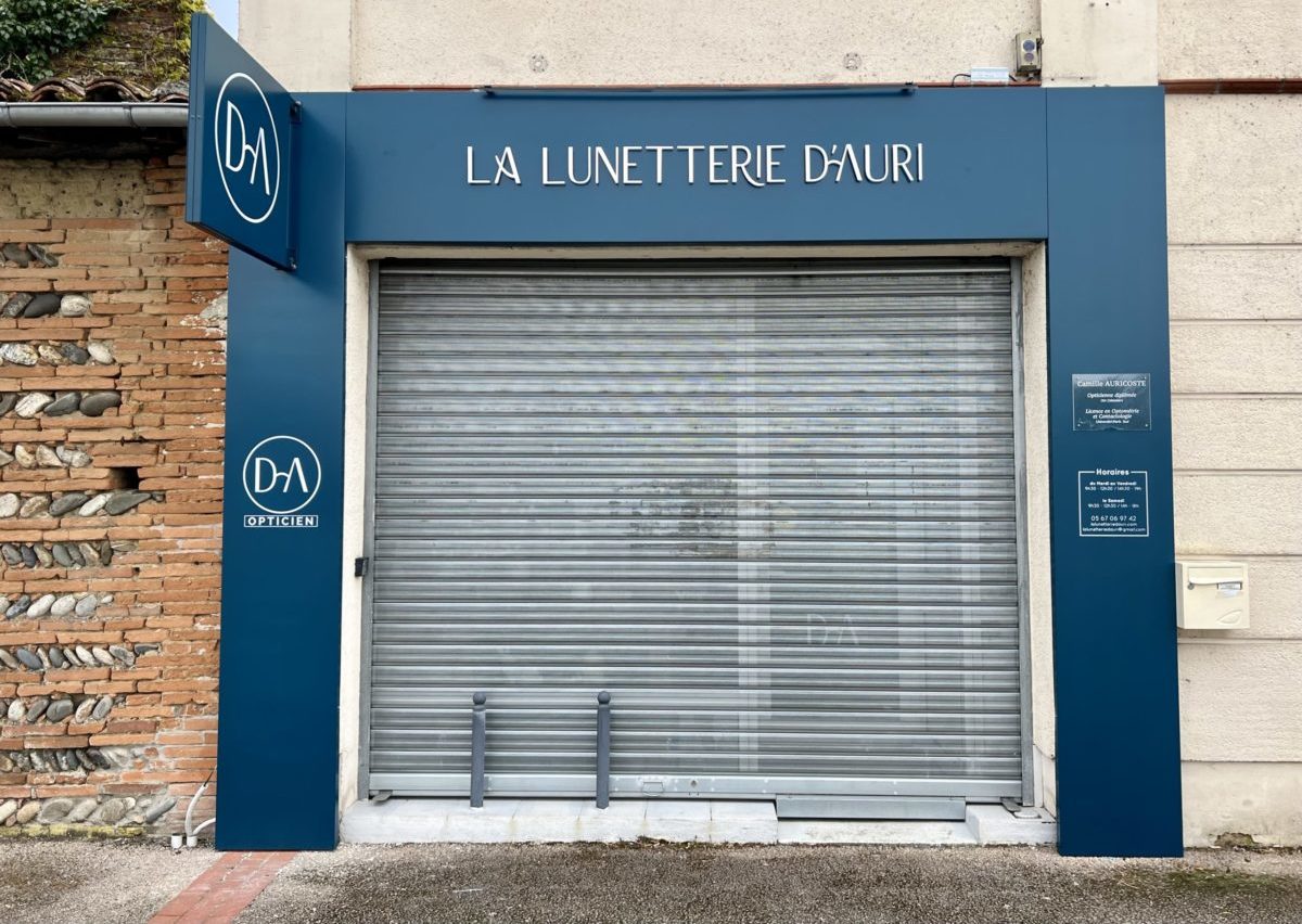 Façade de l’opticien La Lunetterie d’Auri avec habillage aluminium bleu et enseigne découpée