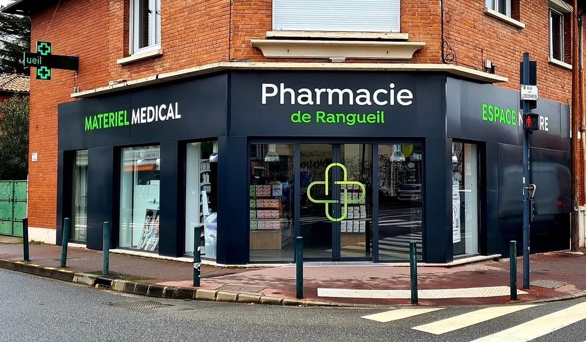 Habillage-facade-et-enseigne-led-pharmacie