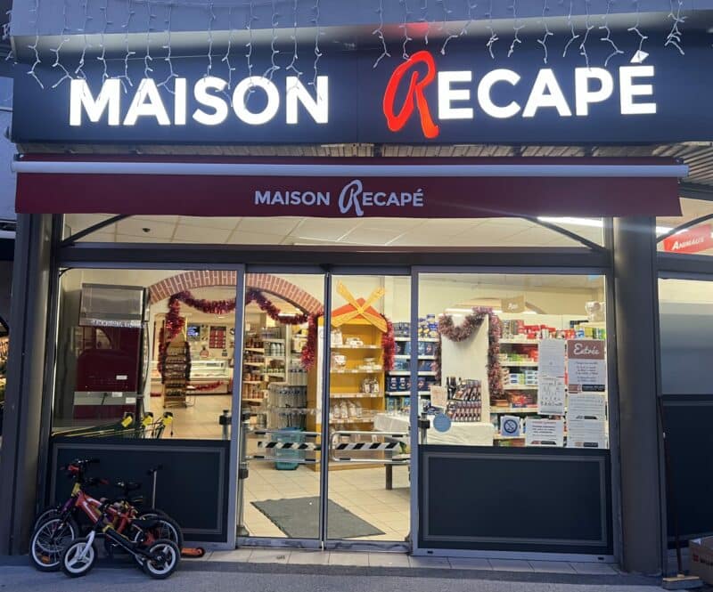Façade de la boutique Maison Récapé avec enseigne lumineuse et store personnalisé