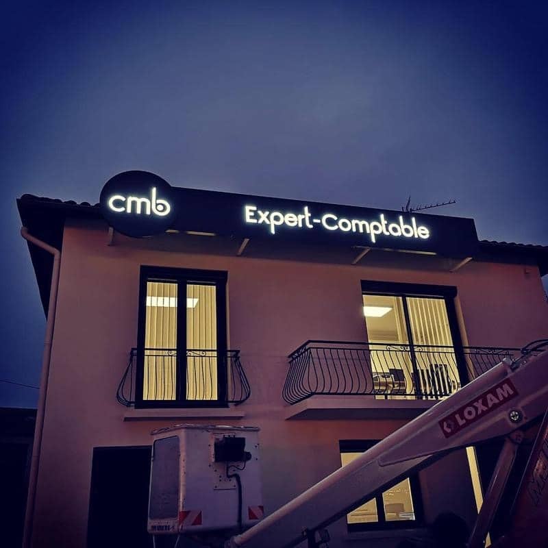 Enseigne lumineuse CMB Expert-Comptable installée en toiture de nuit