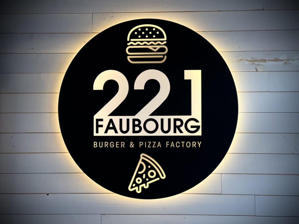 Enseigne ronde lumineuse 221 Faubourg à Toulouse avec logo burger et pizza rétroéclairé
