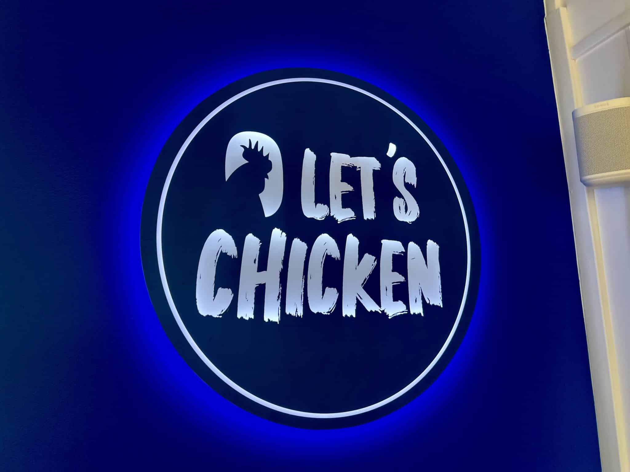Logo lumineux Let’s Chicken à Toulouse avec rétroéclairage LED bleu et lettrage blanc