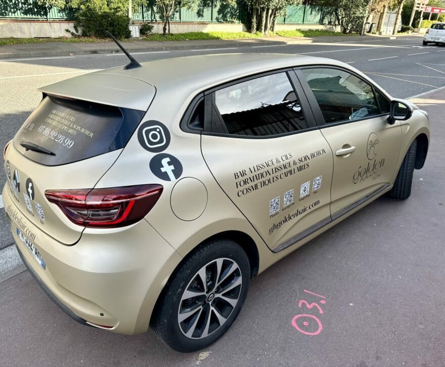 Voiture floquée Golden Hair avec logo, réseaux sociaux et coordonnées professionnelles