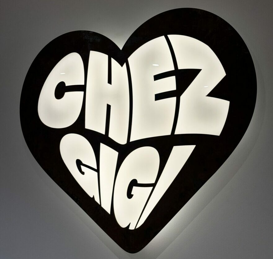Logo lumineux en forme de cœur avec inscription « Chez Gigi » installé sur un mur intérieur à Toulouse
